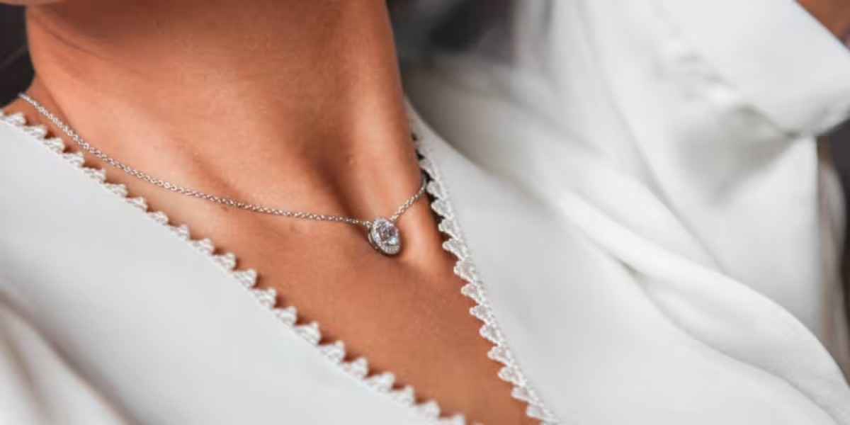 Femme portant un pendentif diamant en or blanc sur une chaîne fine, sublimant son décolleté avec raffinement. Bijou lumineux signé Laveran Paris, symbole d’élégance et de féminité.